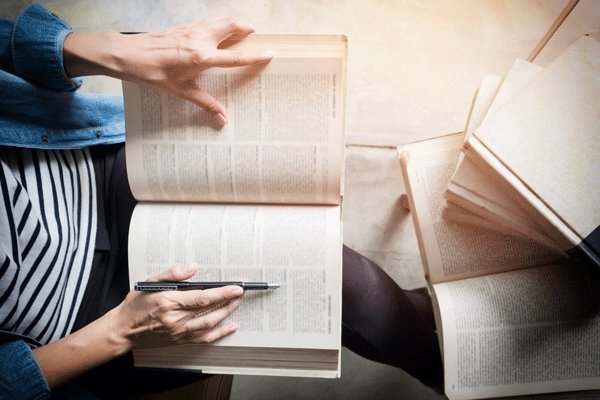 Persona con dizionario
